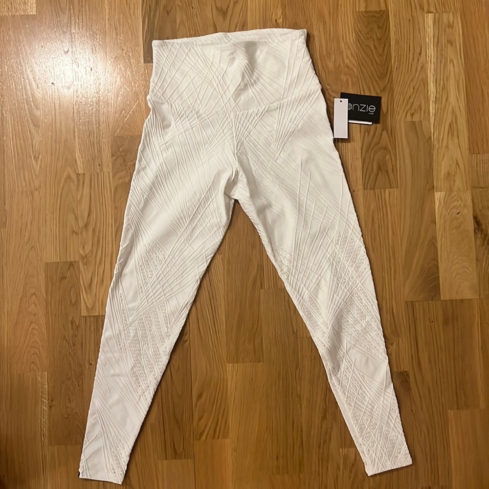 Brand New With Tags Onzie flow women’s leggings in pearl white size S-M